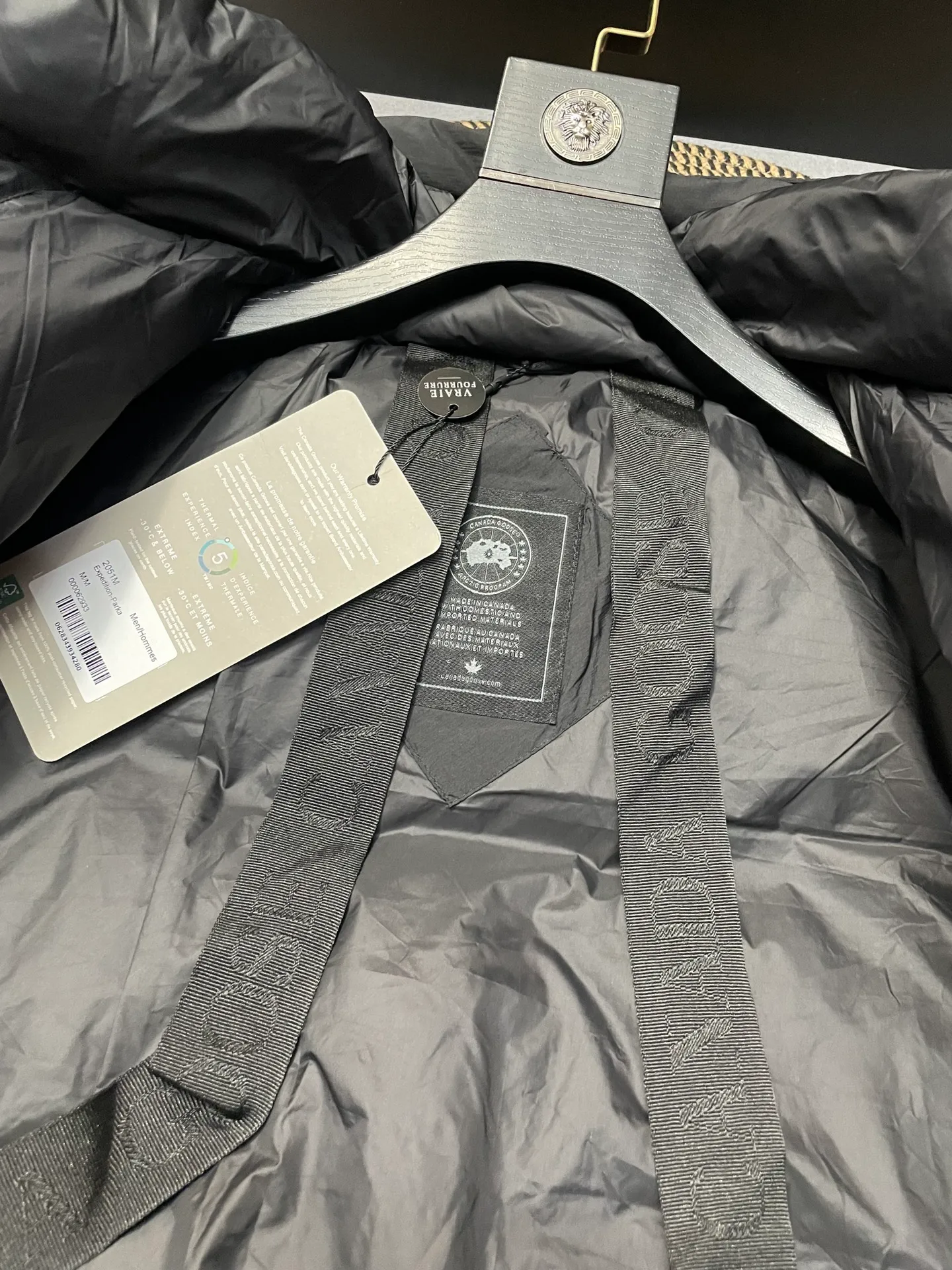 P860 Ouyang Nana second generation Canad goose black label down jacket is a must-have goose black label down jacket in the outerwear industry! The latest designer styles! The goose down jacket has always been a popular element of fashion and is loved by experts from all walks of life! Fashionable hooded cut, high-end customer-supplied fine goose down, high resilience, smooth zipper, strong and firm. Pockets on both sides can store small items, free your hands, and you can go out without worries. It can also meet the need of putting your hands in your pockets👏👏Produced by Big Goose, it can be used as a group uniform by many celebrities. This down jacket uses a double-layer anti-down lining design, which has strong windproof performance and will be very warm in winter! New standard 90% goose down filling, high fluffiness, windproof hooded design. When walking outdoors, pull the collar to the highest position, put your hands in the pockets and it will be very warm. It can be easily controlled by all body types! The interior is equipped with an elastic snow skirt design for better wrapping. The simple and neat style design highlights the masculine temperament. The impeccable style is classic and never goes out of style. It is warm and practical, and it is versatile! You can enter with your eyes closed!    Size: XS-XXL